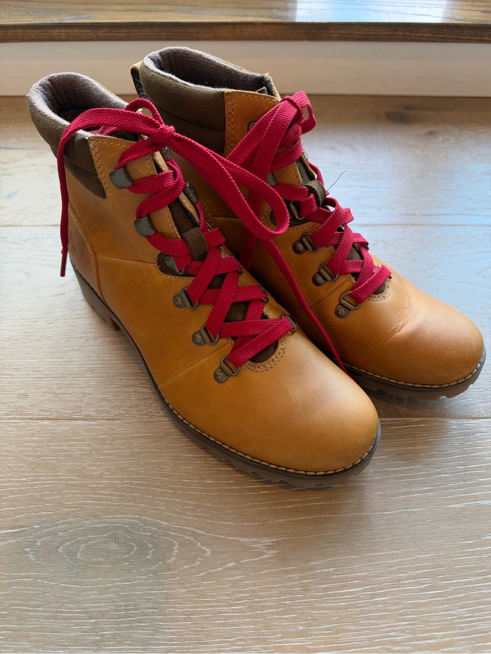 NWOT Timberland Tan Leather Lace-Up Boots with Red Laces